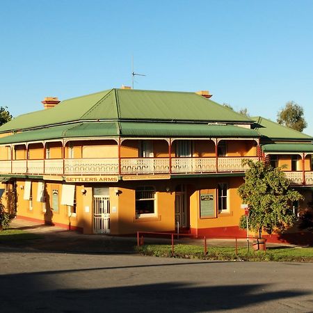 Settlers Arms Hotel Dungog Esterno foto